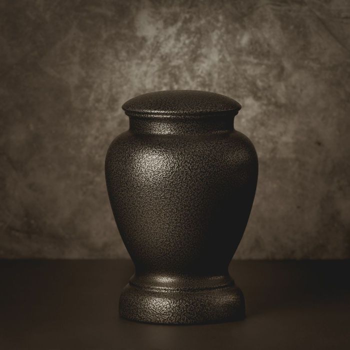 Basic metal urn