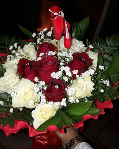 bouquet di rose rosse e bianche