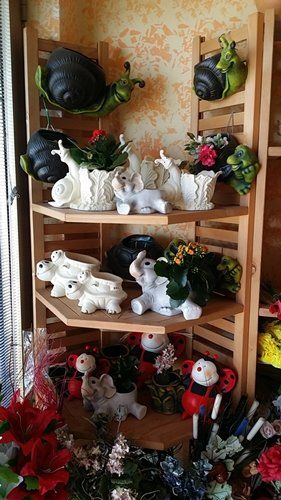 scaffale con composizioni fiorite