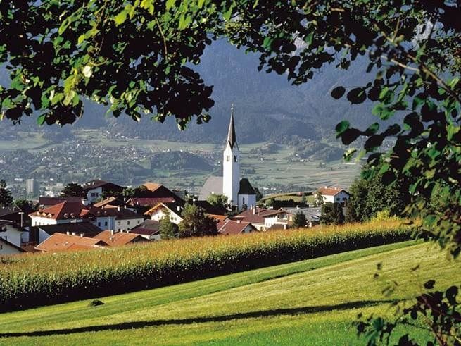 Ein Blick auf ein Dorf mit einer Kirche in der Ferne