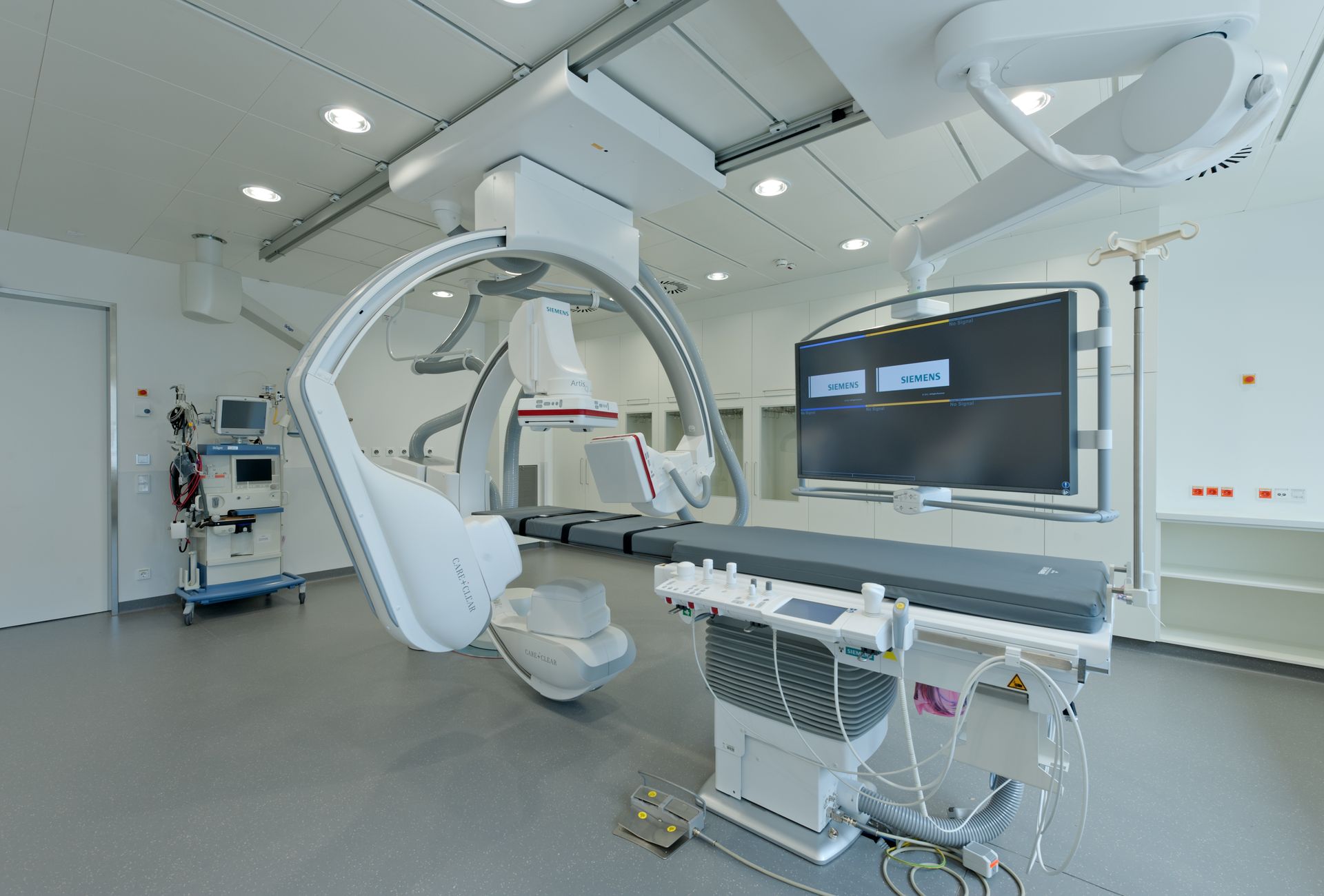 Ein großer Operationssaal mit einem großen Monitor an der Wand.