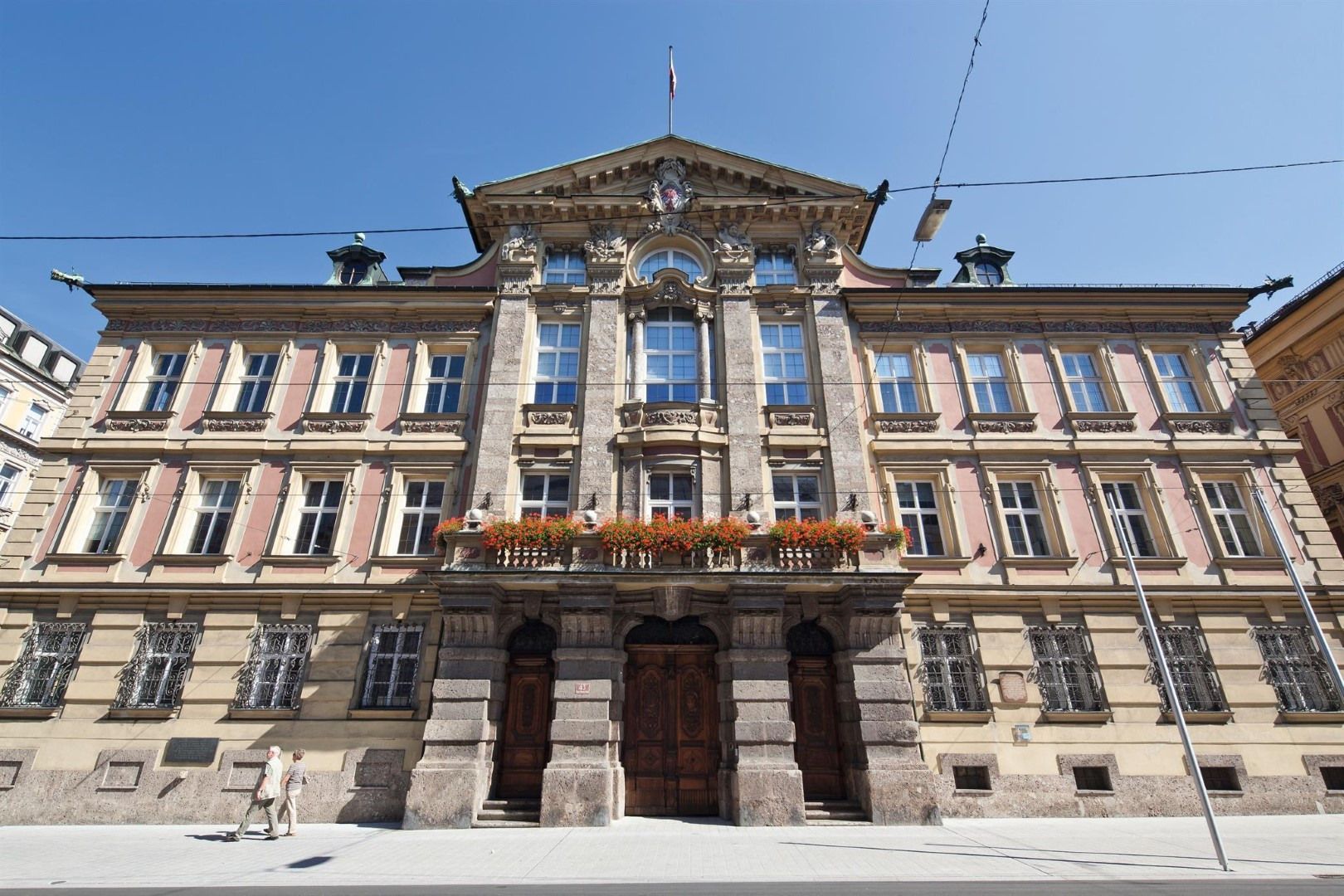 Ein großes Gebäude mit einem blauen Himmel im Hintergrund