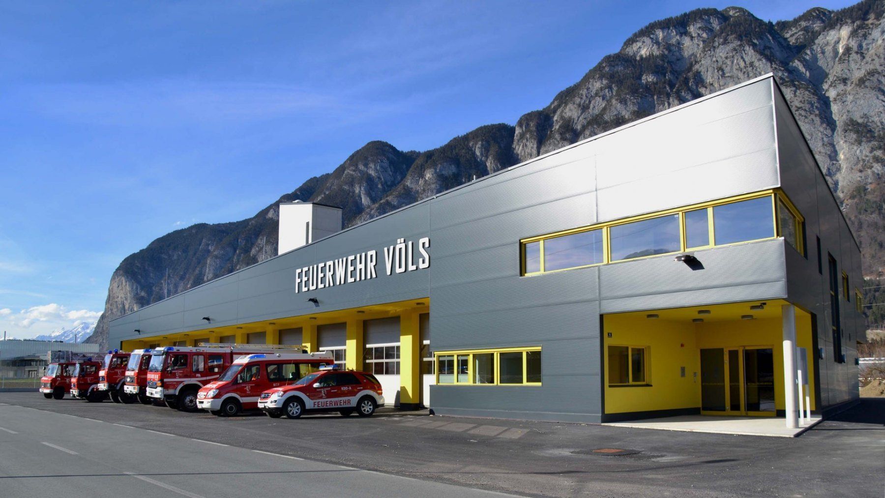 Ein Gebäude, vor dem viele Autos geparkt sind