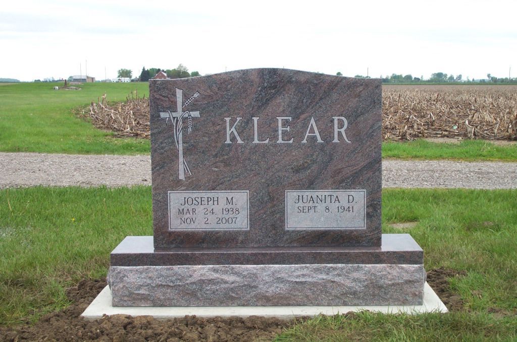 a gravestone with the name klear on it