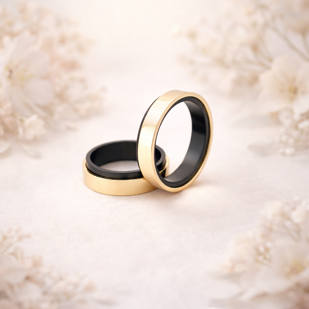 Relatie en trouwringen van zwart zirkonium en geelgoud