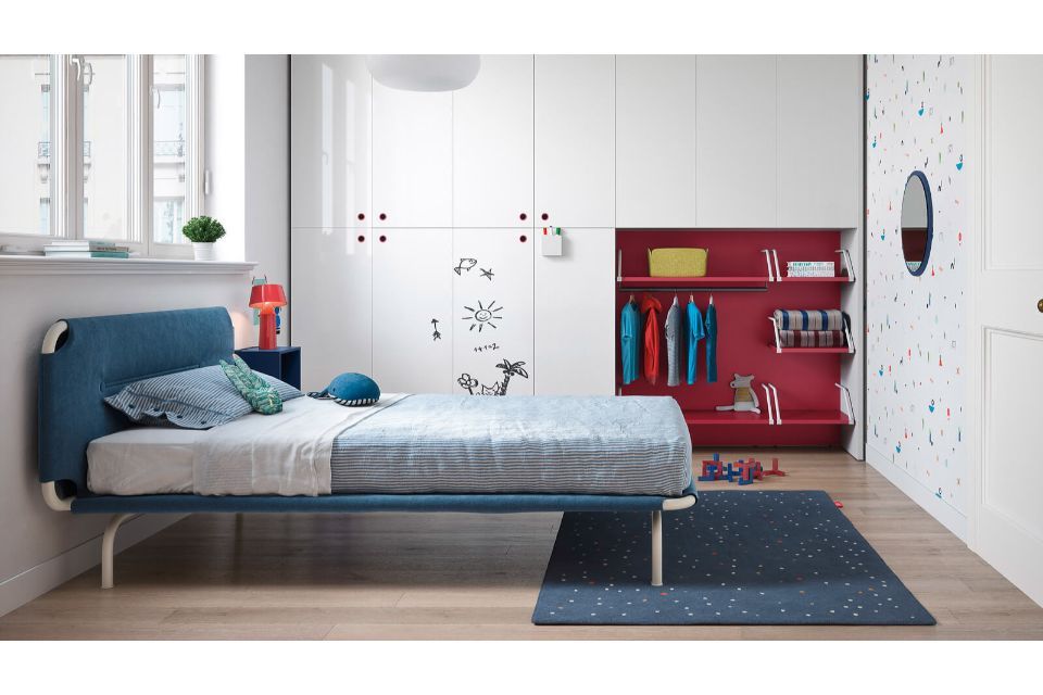 cameretta con letto azzurro