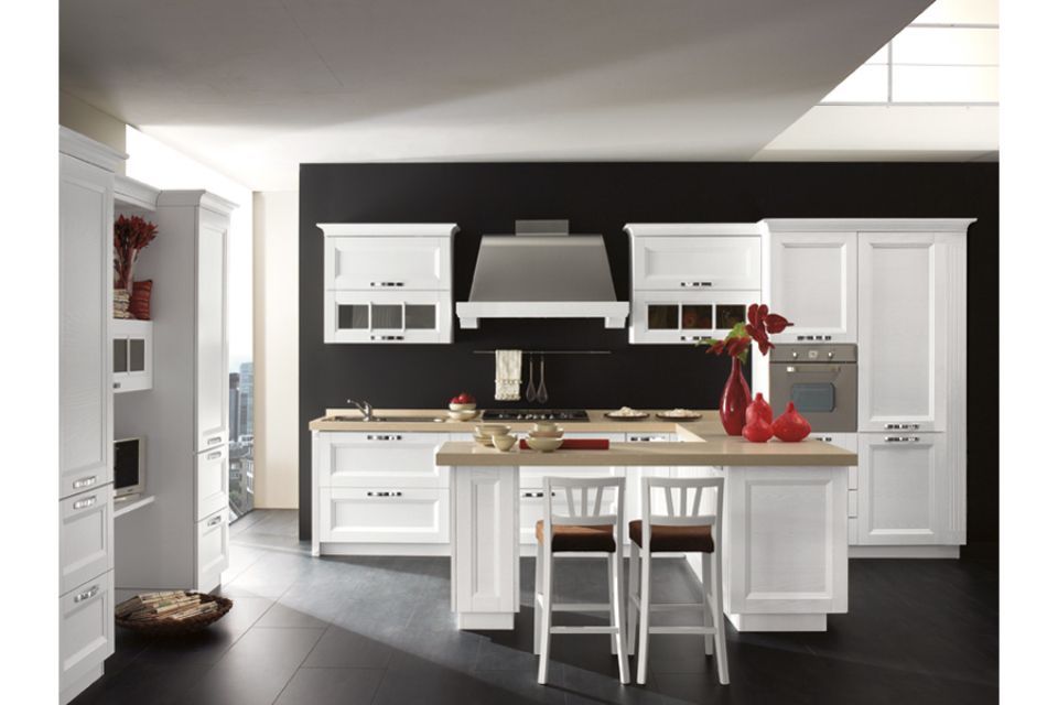 cucina contemporanea con mobili bianchi