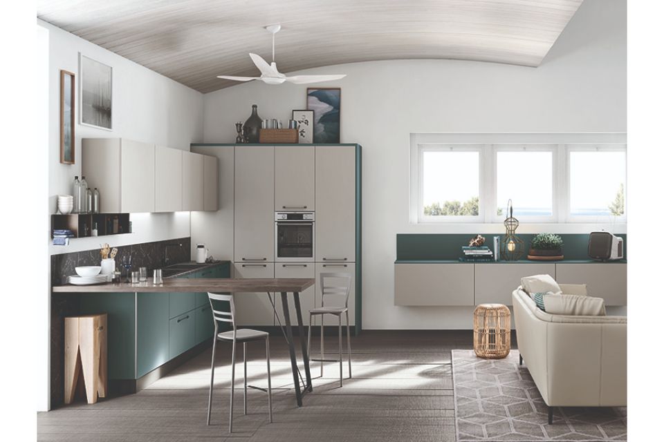 cucina moderna con tavolo