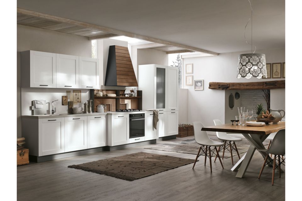 cucina moderna con mobili bianchi