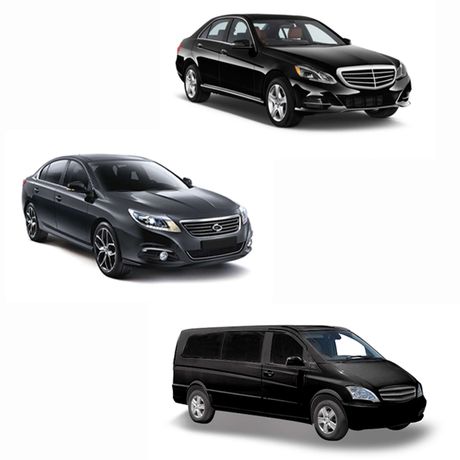 Três carros pretos e uma van preta estão estacionados um ao lado do outro em um fundo branco.