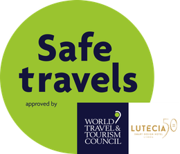 Um adesivo verde que diz viagens seguras aprovado pelo conselho mundial de viagens e turismo