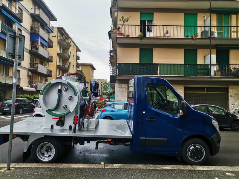 pulizia isole ecologiche senza rilascio acque reflue