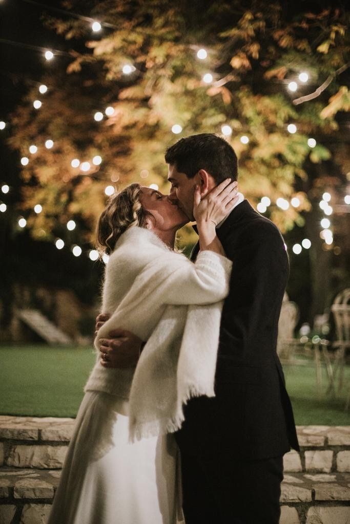 Giardino con altare allestito per la celebrazione di un matrimonio