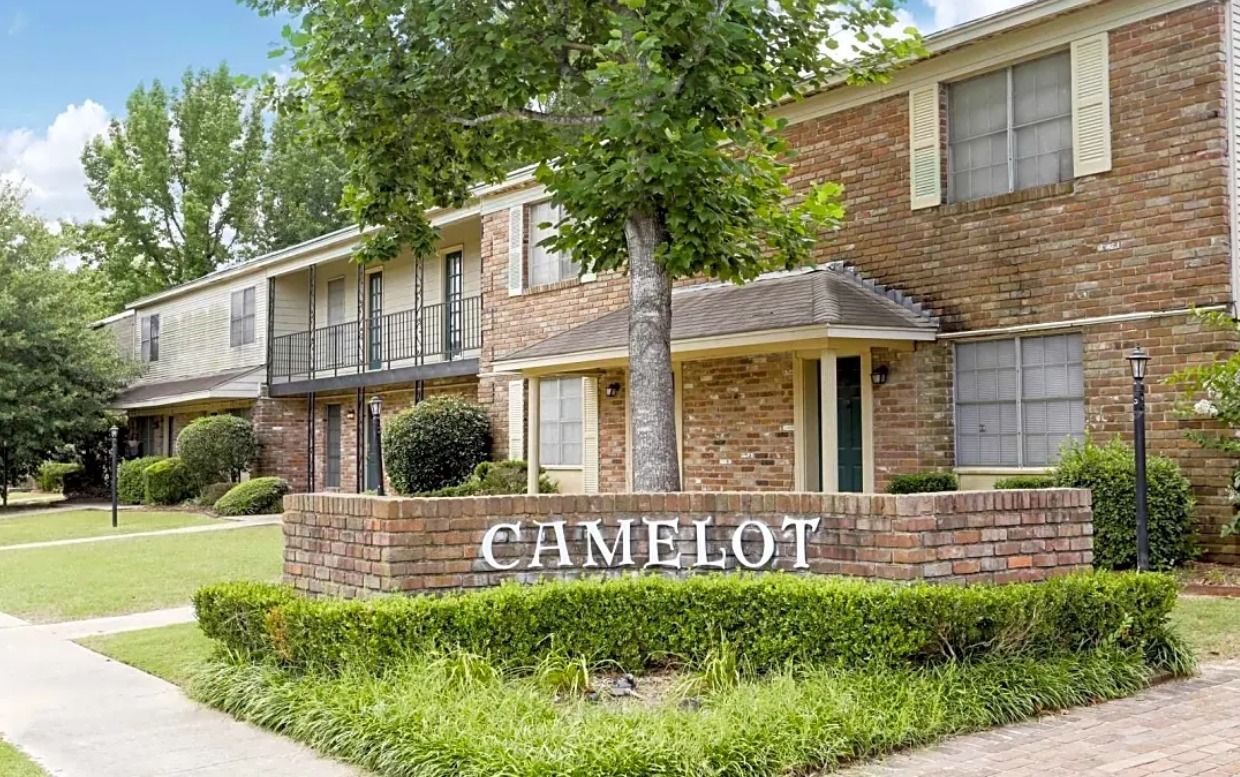Camelot apartment sign