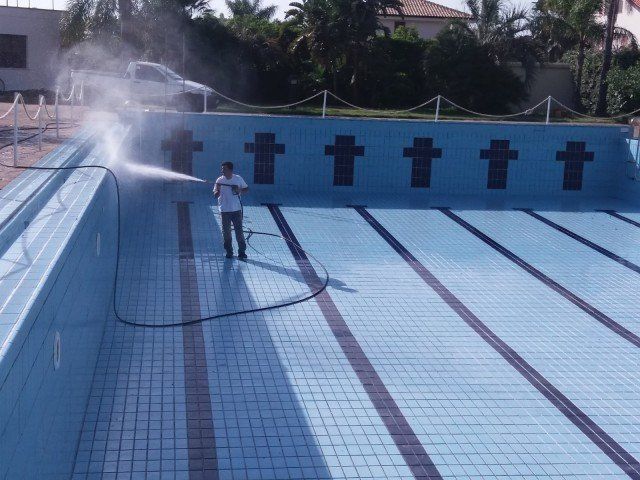 servizi di pulizia piscine
