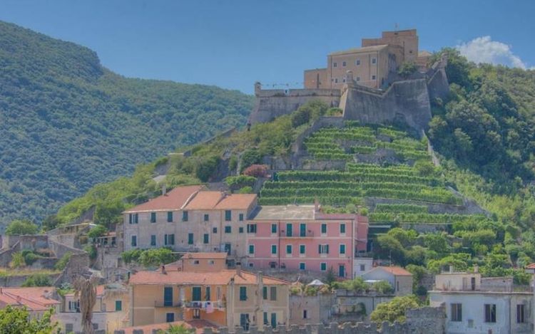 finale ligure borgo appartamento vista castelli
