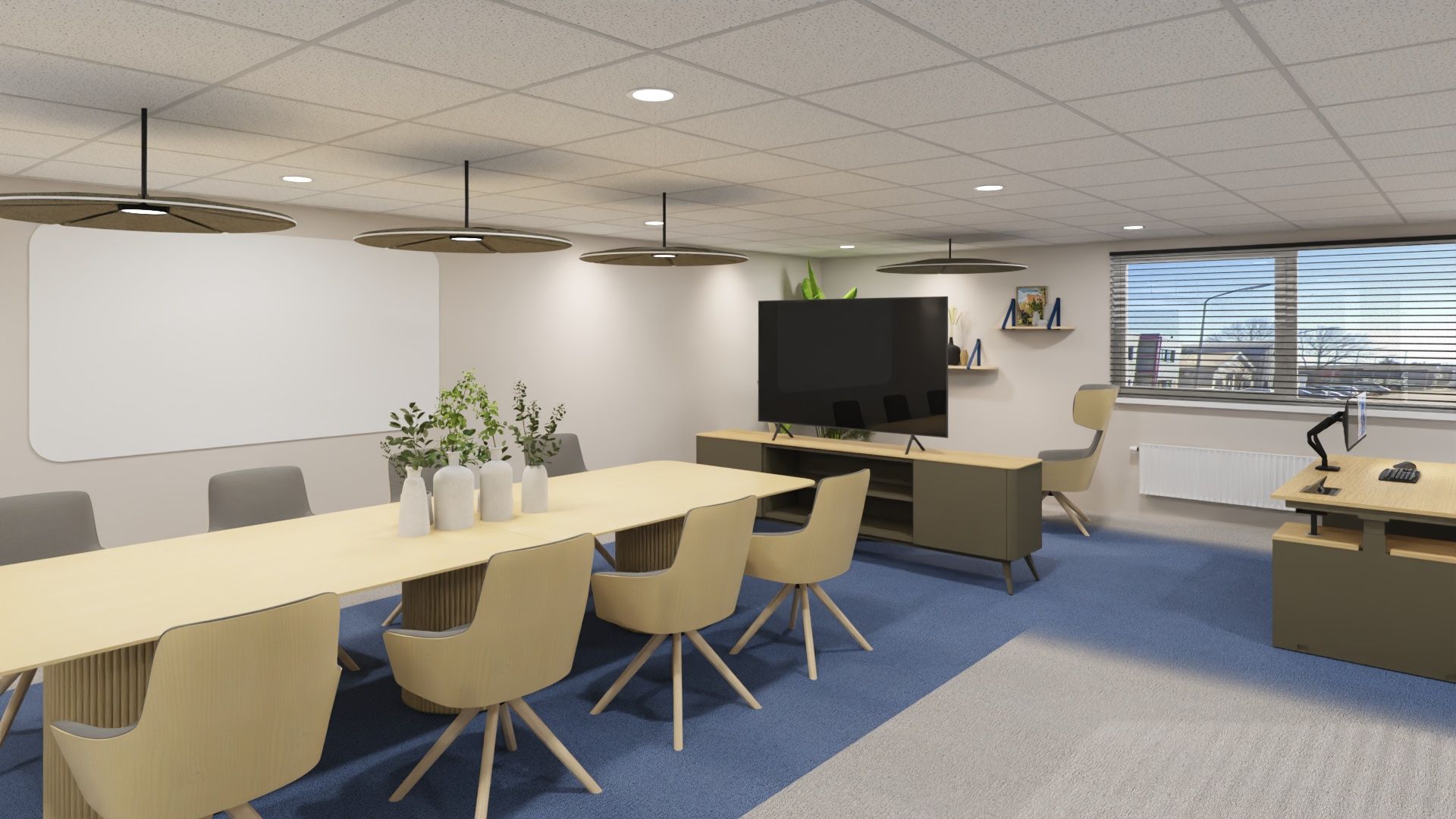 Moderne vergaderruimte met lange tafel, beige stoelen, whiteboard, tv en uitzicht op de landingsbaan van het vliegveld.