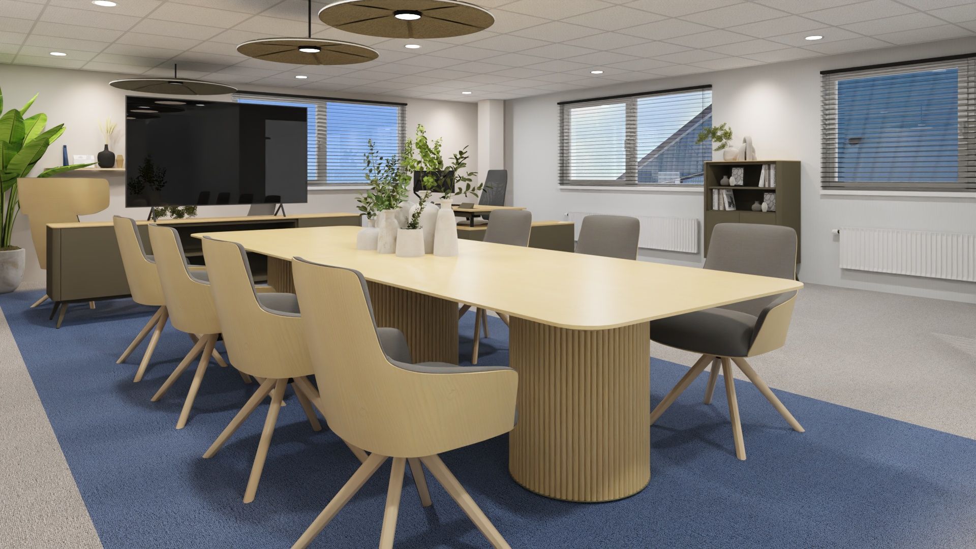 Moderne vergaderruimte met een lange houten tafel, beige stoelen, blauw tapijt en aan de muur gemonteerde schermen.