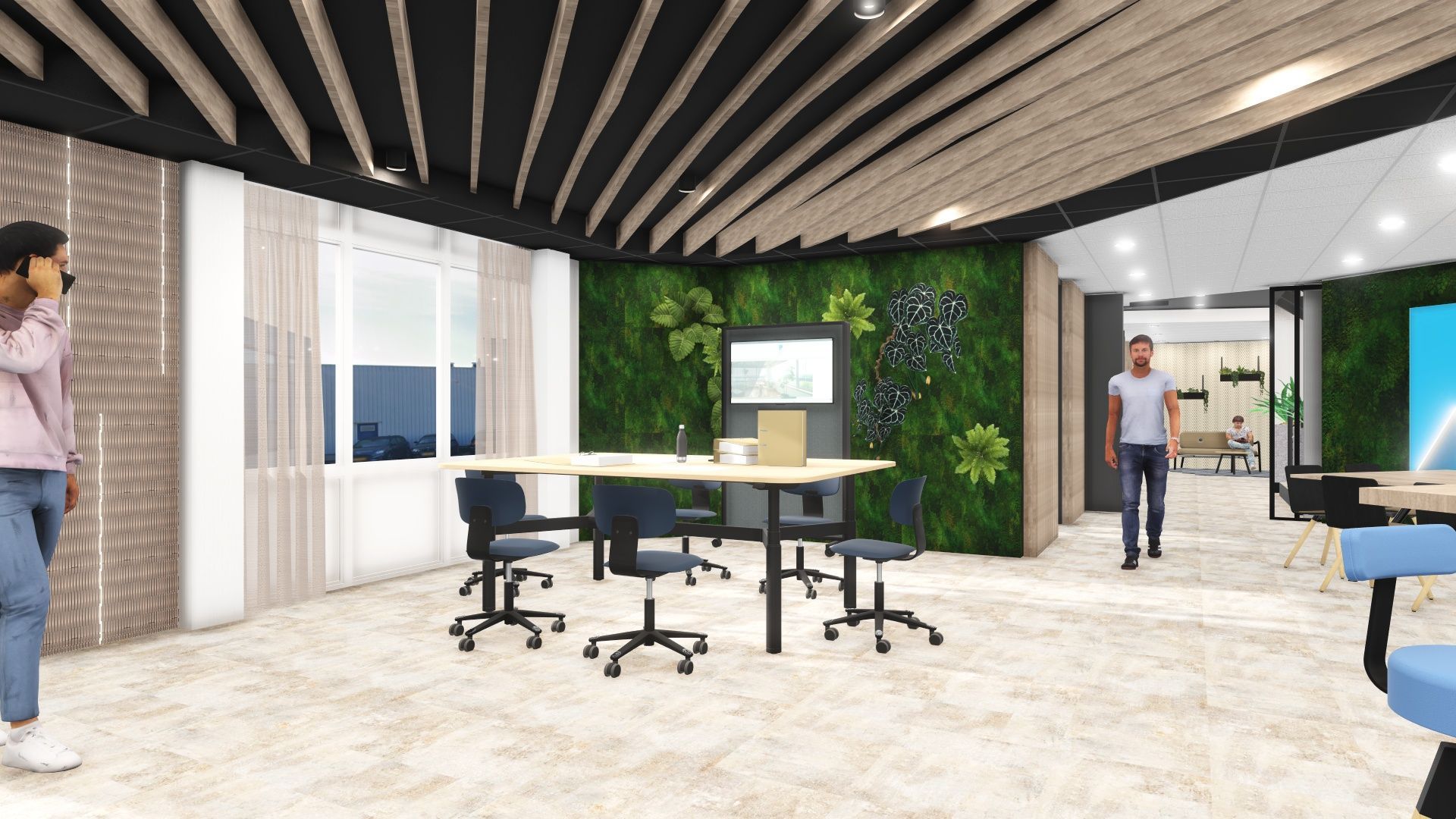 Moderne vergaderruimte met bureau, bureaustoelen op wielen, groene wand en twee staande personen.