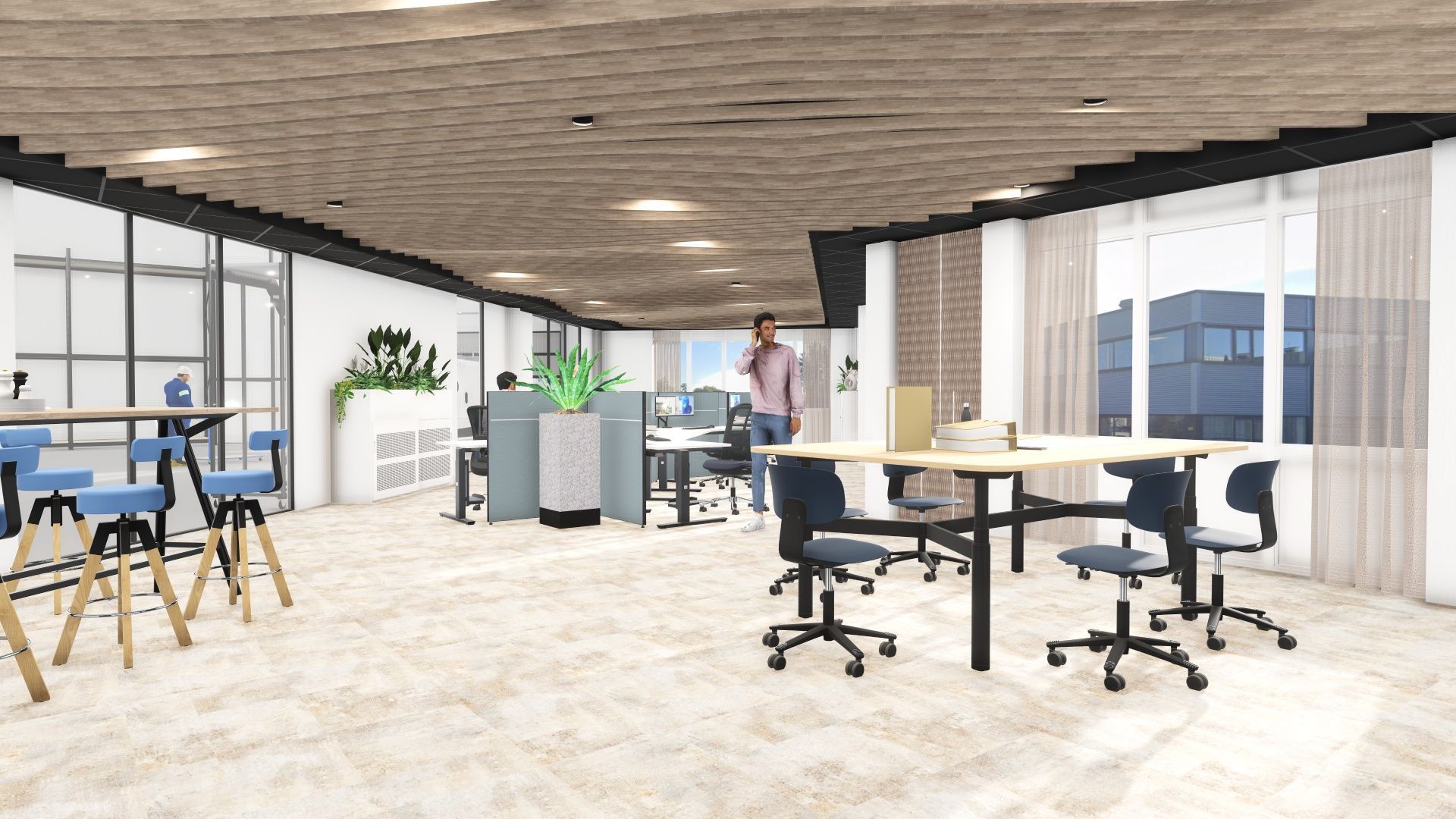 Moderne open kantoorruimte met bureaus, draaistoelen, veel lichtinval door de ramen en een medewerker die achterin staat.