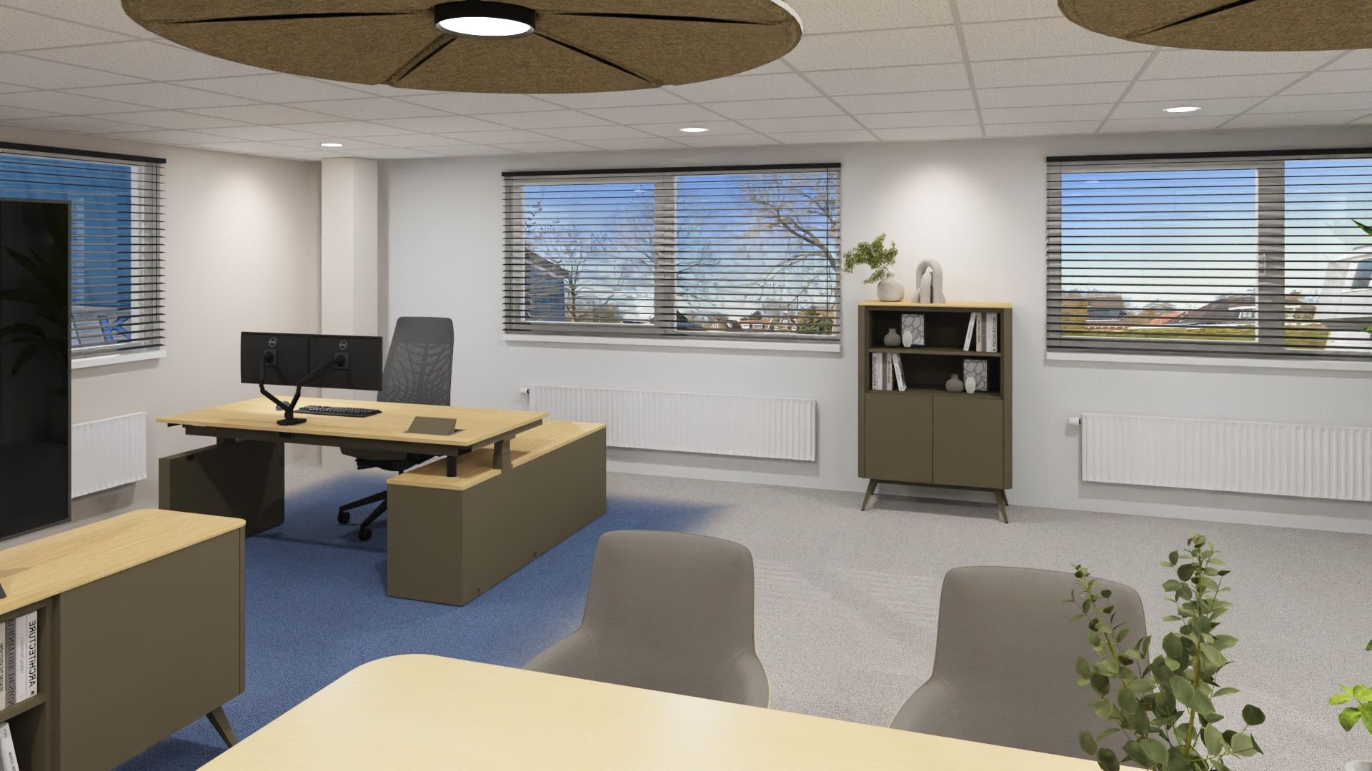 Modern kantoorinterieur met bureaus, stoelen, computers, grote ramen en planten.