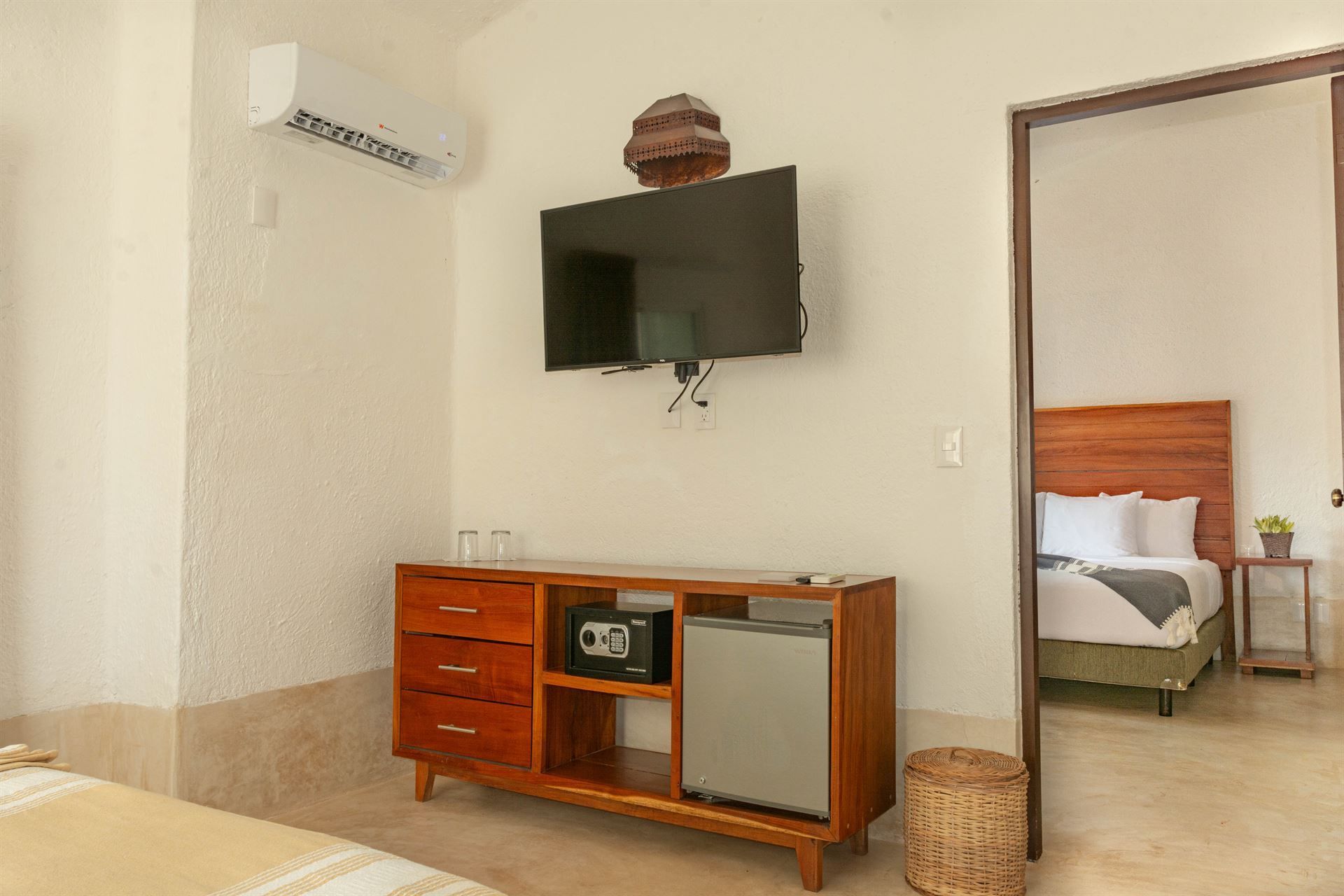 Una habitación de hotel con un televisor de pantalla plana en la pared.