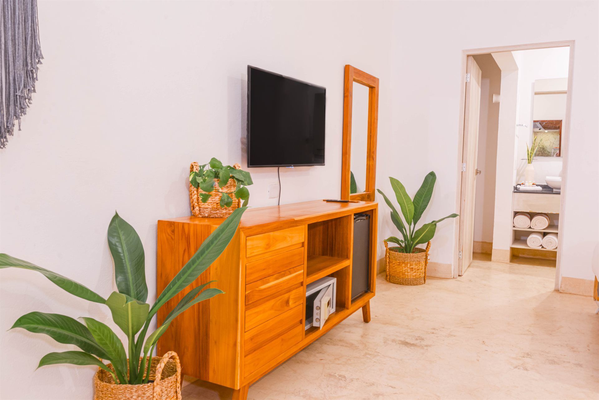 Un salón con cómoda de madera y tv de pantalla plana.