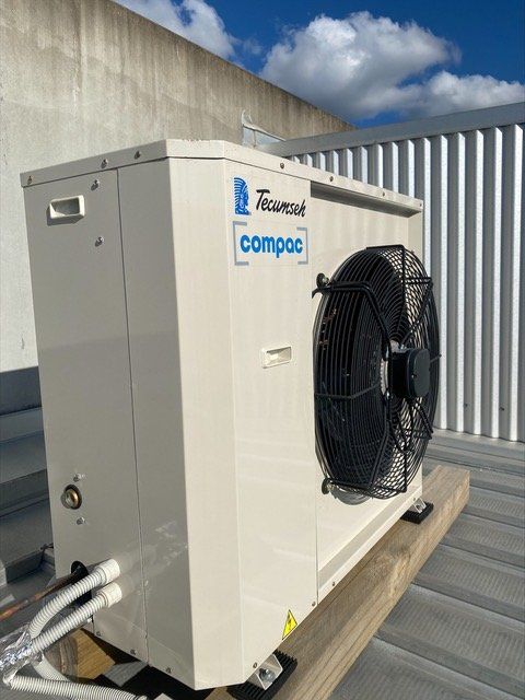 Air conditioning system on roof