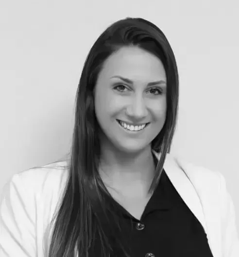 Uma foto em preto e branco de um homem usando óculos e uma camisa.