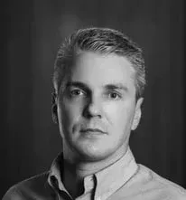 Uma foto em preto e branco de um homem de camisa.