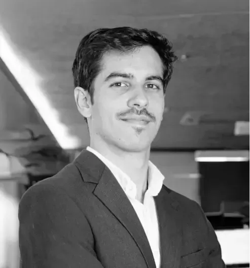 Uma foto em preto e branco de um jovem com os braços cruzados.