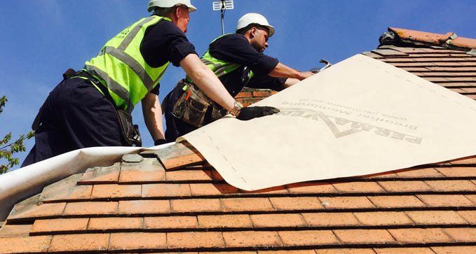 trabajadores restaurando un tejado en langreo, gijón