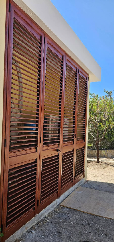 Persiane marroni su un edificio. Cielo azzurro sullo sfondo.