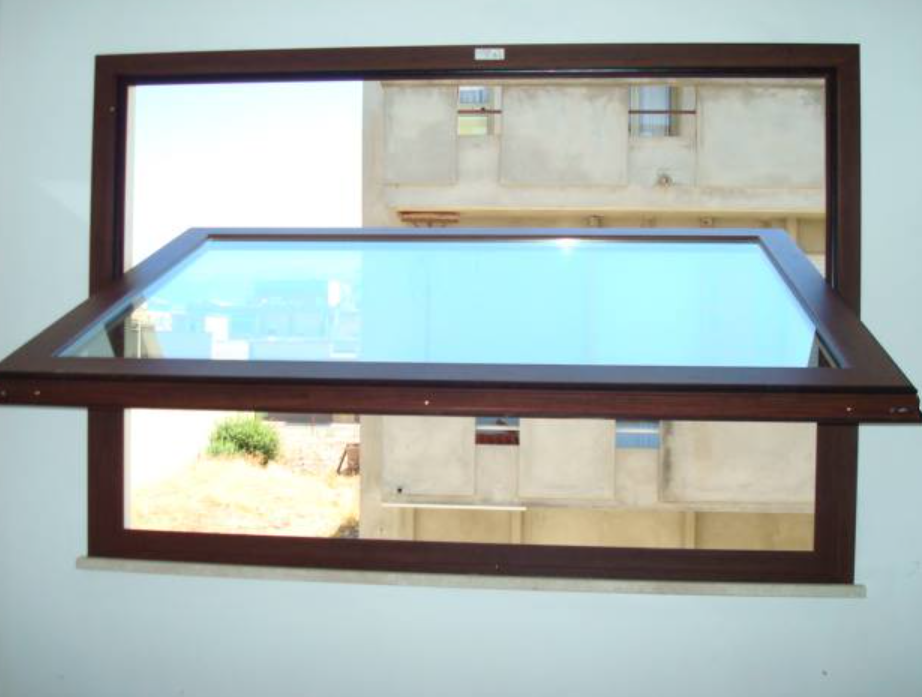 Finestra con cornice marrone, aperta verso l'esterno, che rivela un cielo azzurro e un edificio sullo sfondo.