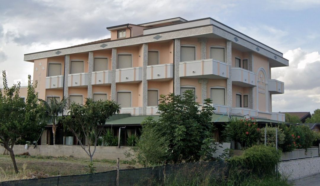 Hotel con camere con balcone e terrazzino