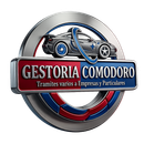 Logo circular de Gestoría Comodoro con un coche y texto rojo, blanco y azul sobre fondo metálico.