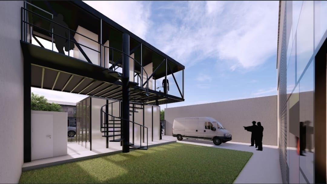 Exterior de edificio moderno con soportes de metal negro, escalera de caracol y furgoneta estacionada.