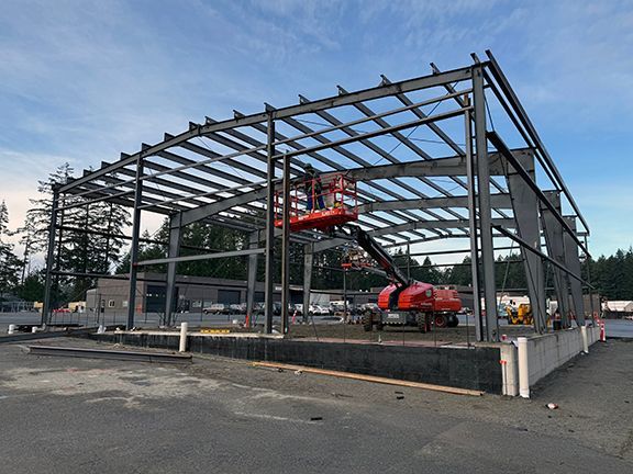 Lift truck adds roof framing to construction project in Nanaimo, BC.