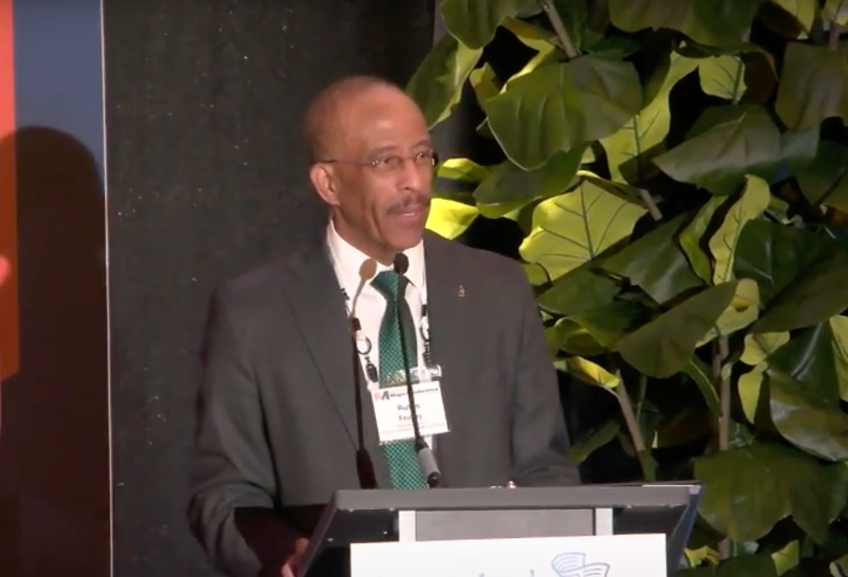 A man stands at a podium that says america 's newspapers