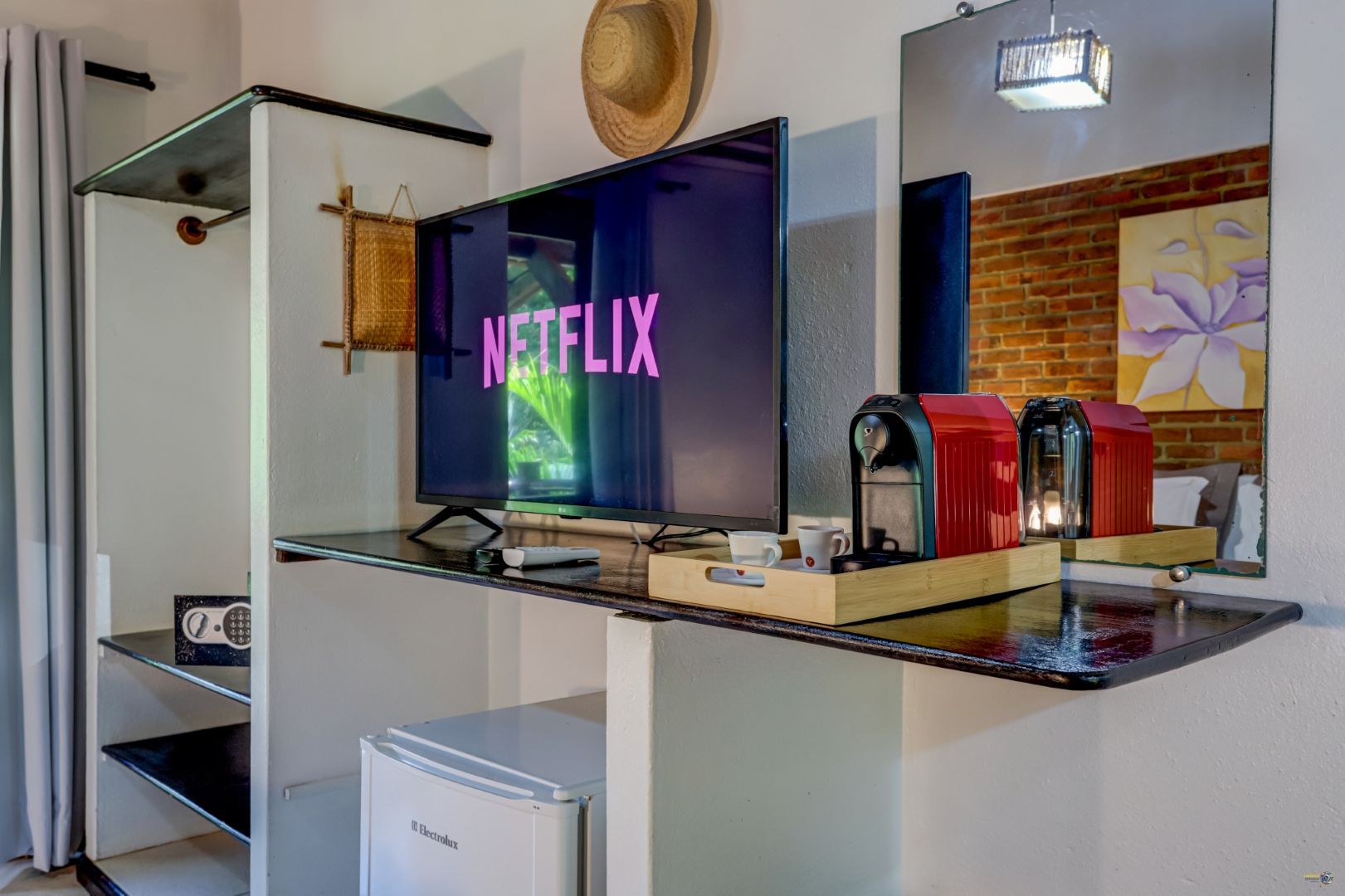 Uma TV de tela plana está em uma prateleira na sala de estar.