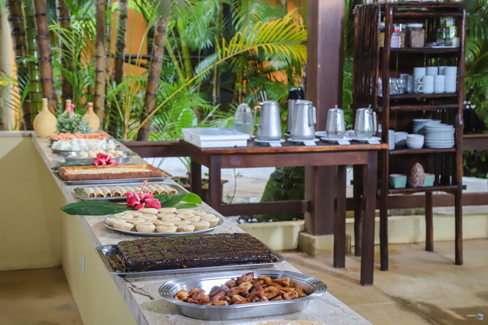 Há muitos tipos diferentes de comida na mesa.