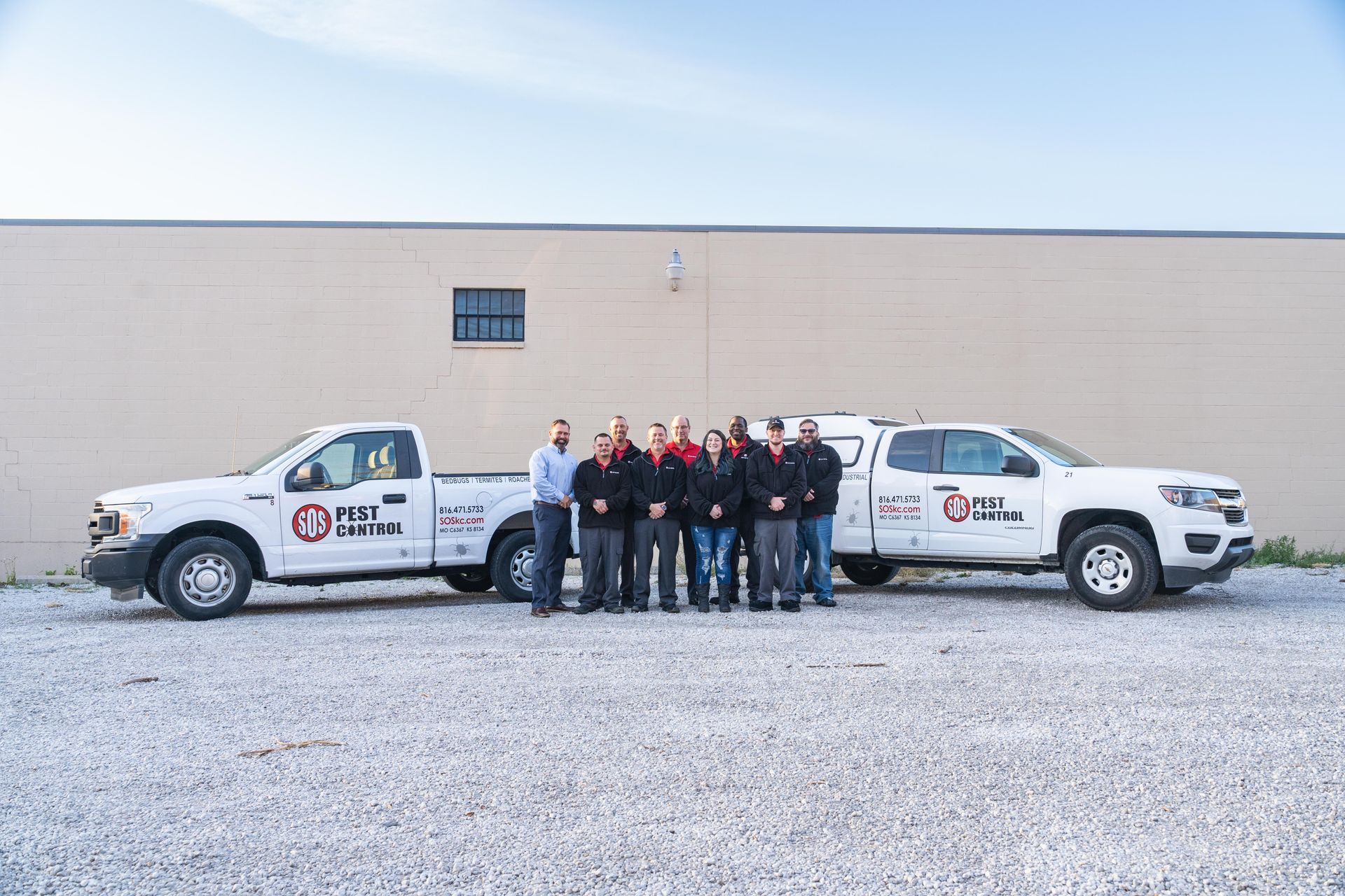 Professional photographs SOS Pest Control crew in from of their wuilding.