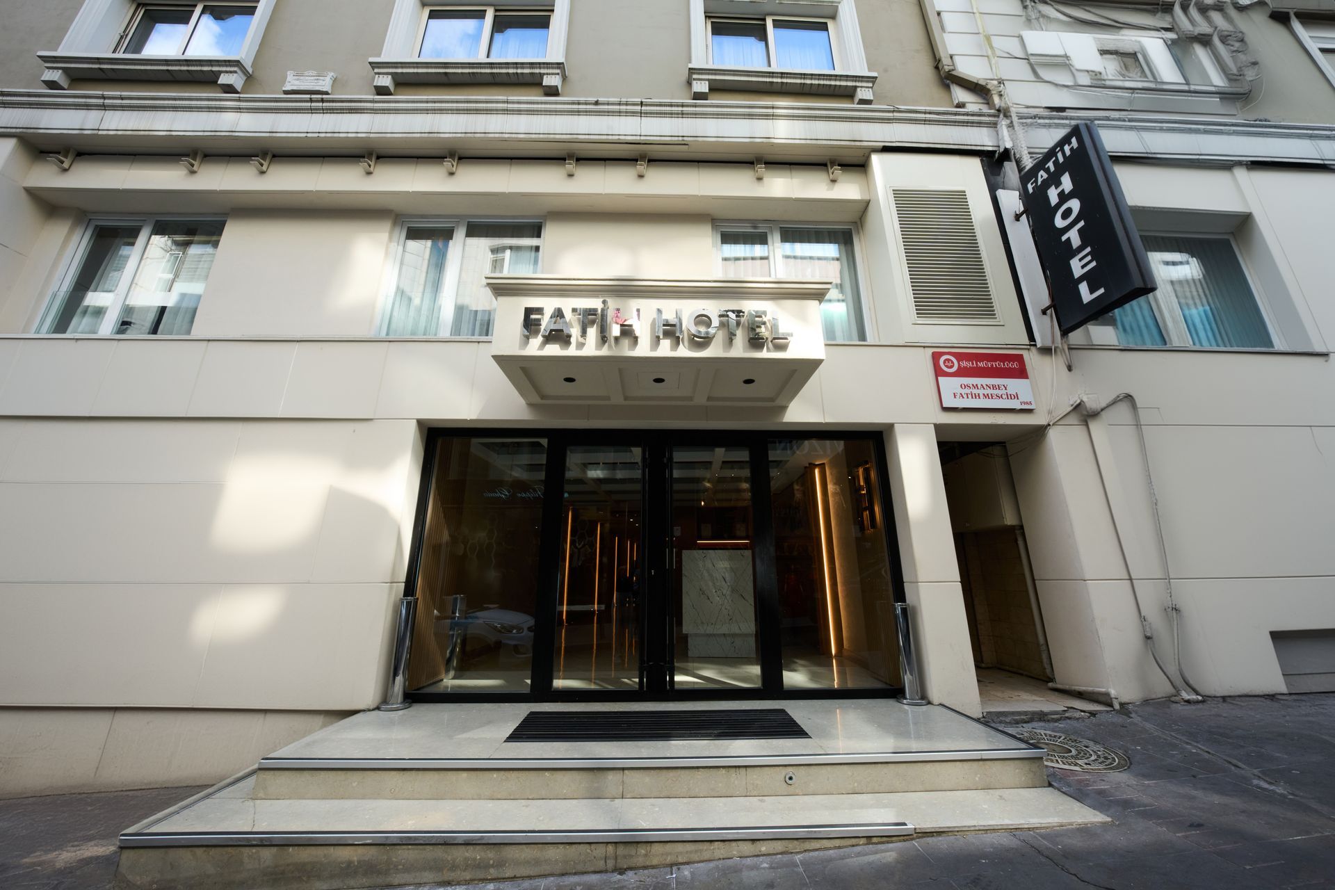 The entrance to a hotel called fatia hotel