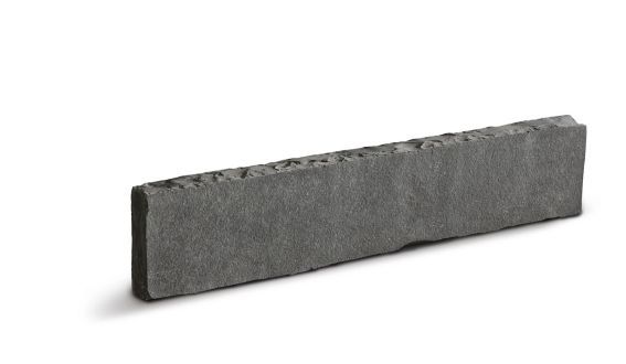 Pietra grigia rettangolare con bordo superiore ruvido.
