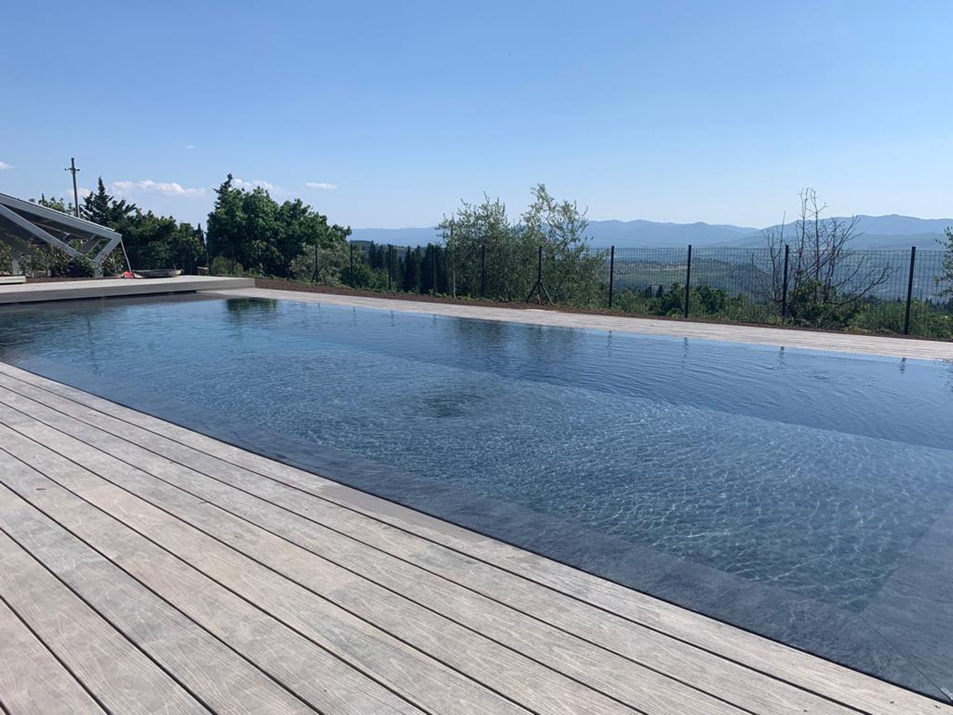 pavimentazione piscina a sfioro