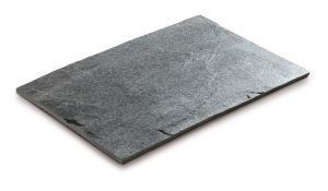 Tagliere da portata in ardesia, rettangolare, grigio con superficie testurizzata.