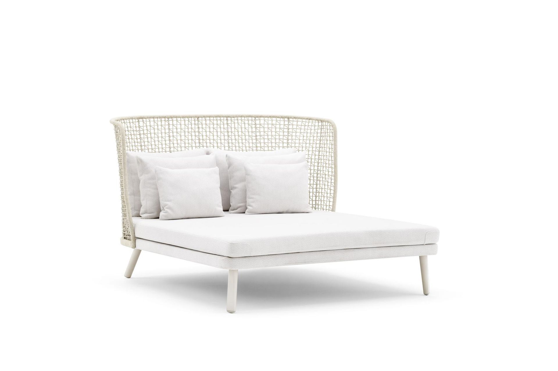 Divano letto da esterno color bianco sporco con schienale intrecciato e cuscini bianchi, isolato su bianco.