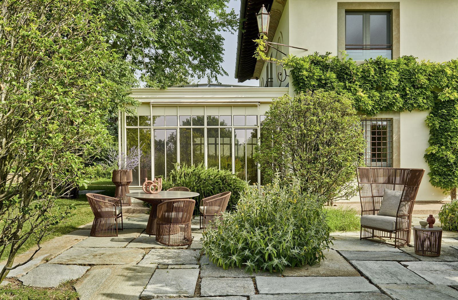 Patio esterno con mobili in vimini