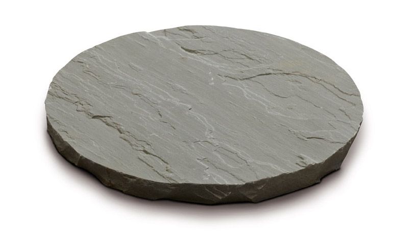 Gradino circolare in pietra grigia, leggermente ruvida.