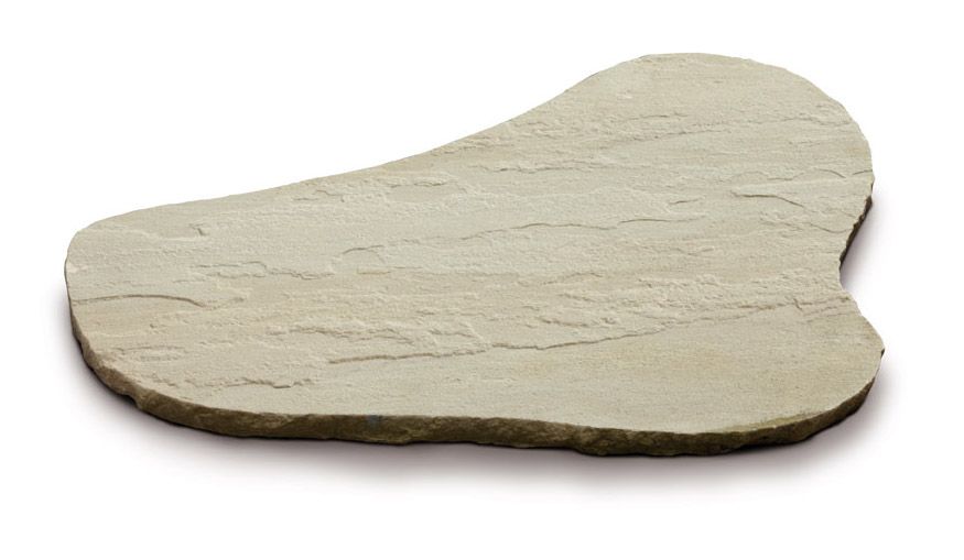 Pietra miliare color marrone chiaro dalla forma irregolare con superficie strutturata, su sfondo bianco.